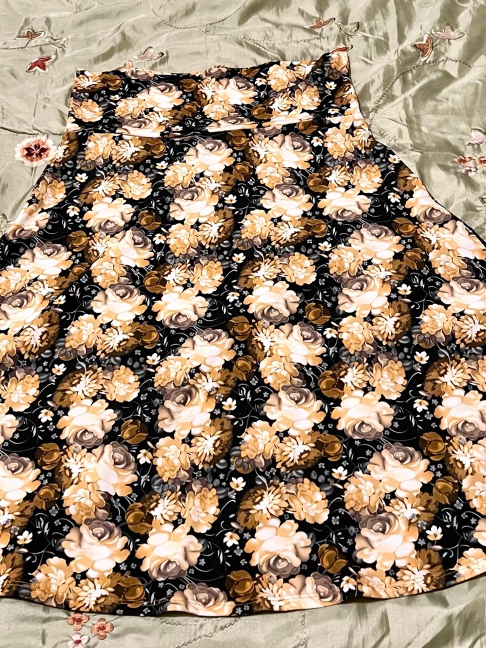 Beautiful color, Floral A-Line Skirt in Black and Tan, Lula Roe, size M,